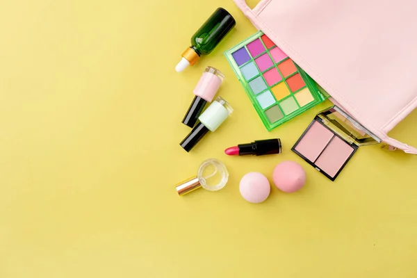 Paleta Sombra Verão Brilhante Produtos Maquiagem Saco Cosmético Rosa Fundo — Fotografia de Stock