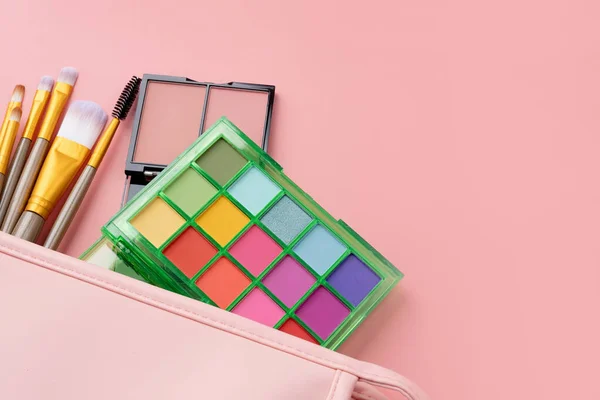 Paleta Sombra Verão Brilhante Produtos Maquiagem Saco Cosmético Rosa Fundo — Fotografia de Stock