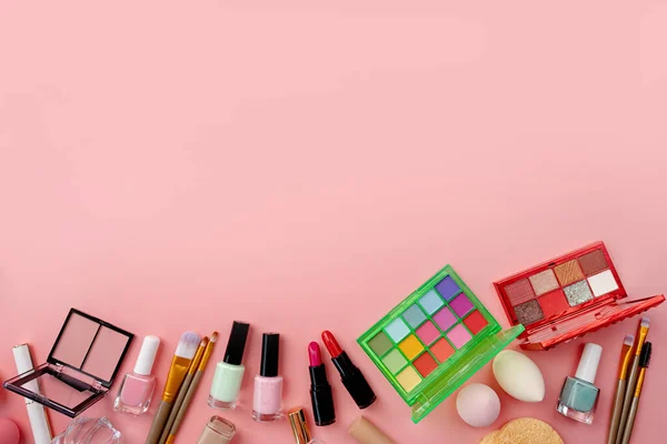 Paleta Sombra Verão Brilhante Produtos Maquiagem Fundo Rosa Cosméticos Maquiagem — Fotografia de Stock