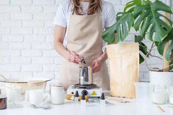 Creatieve Hobby Thuis Vrouw Maken Decoratieve Aroma Kaars Aan Tafel — Stockfoto