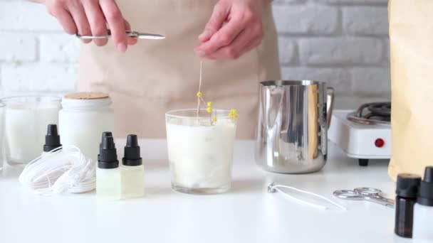 创造性地从事妇女制作蜡烛 剪断灯芯的职业 — 图库视频影像