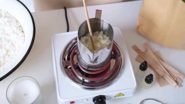 创造性地占领蜡烛 把融化的大豆蜡放在锅里搅拌 — 图库视频影像