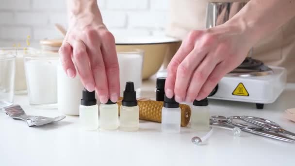 Creatieve Hobby Thuis Vrouw Maken Decoratieve Aroma Kaars Aan Tafel — Stockvideo