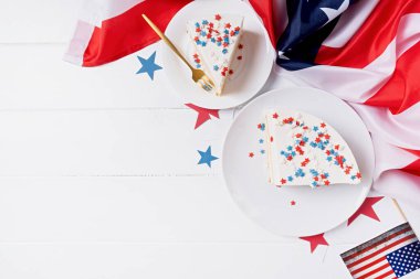 4 Temmuz kutlamaları. Amerikan bayrağı renginde pasta ve yıldızlar, bayrak arkaplan manzarası düz