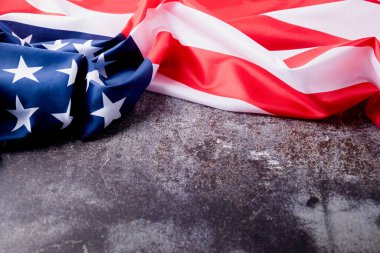 ABD Anma Günü, Başkanlar Günü, Gaziler Günü, İşçi Bayramı ya da 4 Temmuz kutlamaları. Koyu çimento arka planda Amerikan bayrağına yakın çekim