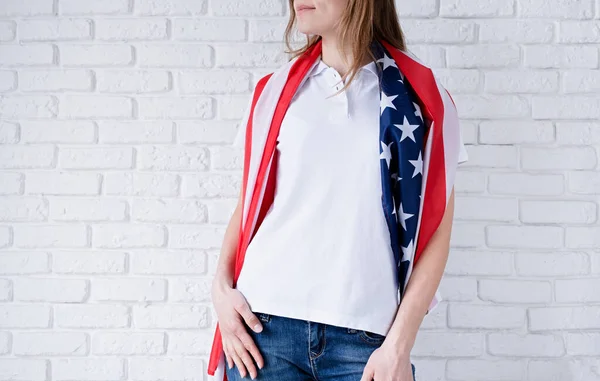Vit Pikétröja Kvinna Över Usa Flagga Bakgrund Mockup Design Inomhus — Stockfoto