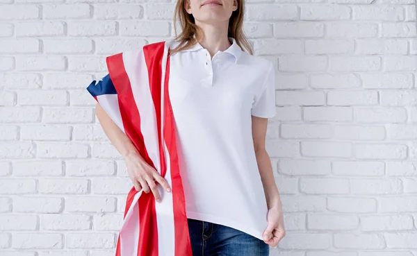 Camisa Pólo Branco Mulher Sobre Fundo Bandeira Dos Eua Design — Fotografia de Stock