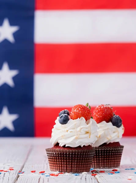Juli Feier Süße Cupcakes Mit Blaubeeren Und Erdbeeren Fahnenhintergrund — Stockfoto