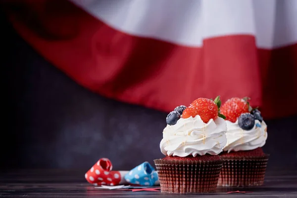 stock image Fourth of july celebration. Sweet cupcakes with blueberries and strawberry over USA flag background