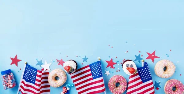 Čtvrtá Červencová Oslava Sladké Cupcakes Koblihy Vlajkou Usa Modrém Pozadí — Stock fotografie