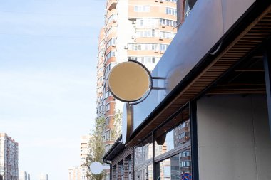 Tuğla duvarda kahverengi yuvarlak logo, model tasarımı için dış bina