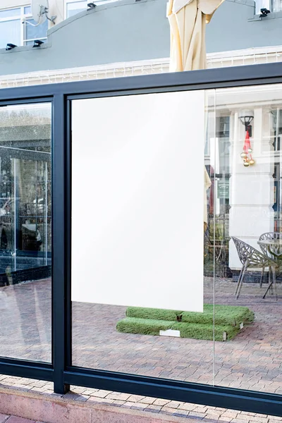 街上阁楼风格的咖啡店外墙 用于造型设计的白色空白海报 — 图库照片