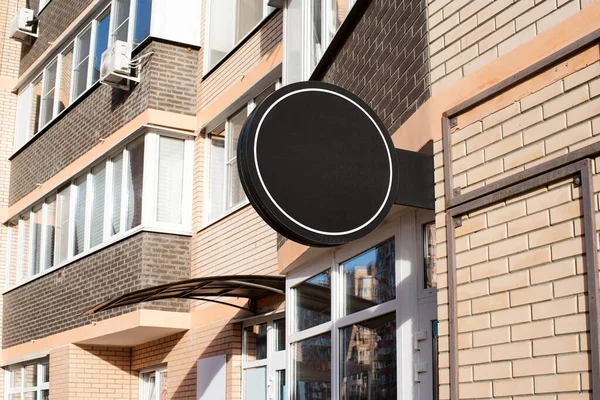 砖墙上的黑色圆形标志 用于造型设计的建筑物外部 — 图库照片