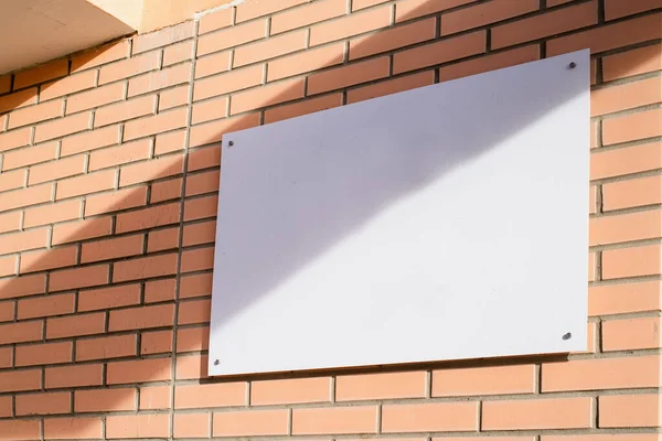 砖墙建筑外墙白色矩形标志 用于造型设计 阴影覆盖 — 图库照片
