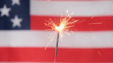 Sparkler, ABD bayrağına karşı. Bağımsızlık Günü Kutlaması, 4 Temmuz