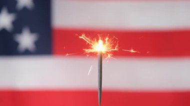 Sparkler, ABD bayrağına karşı. Bağımsızlık Günü Kutlaması, 4 Temmuz
