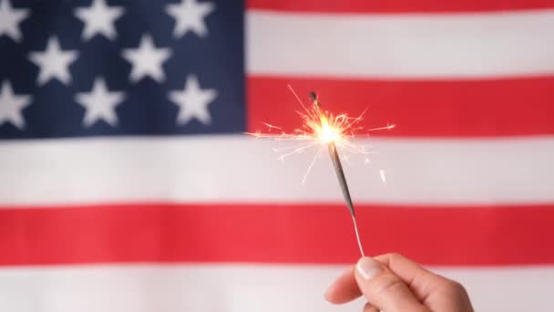 Sparkler Mot Usa Flagga Självständighetsdagen Fjärde Juli — Stockvideo