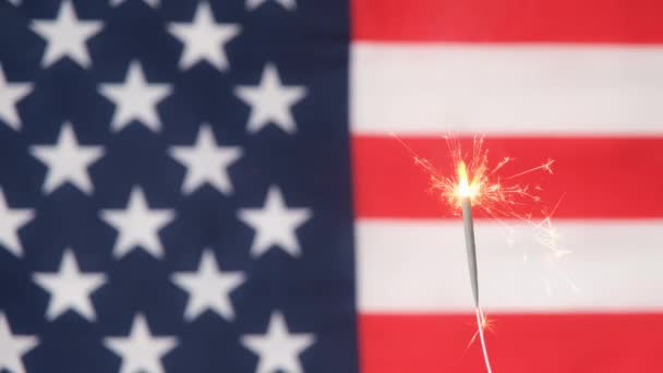 Sparkler Tegen Amerikaanse Vlag Onafhankelijkheidsdag Juli — Stockvideo