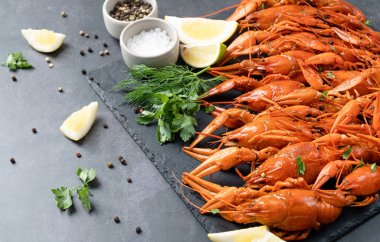 Koyu çimento arka planda malzemelerle çevrili limon ve baharatlı kerevit üst görünümü