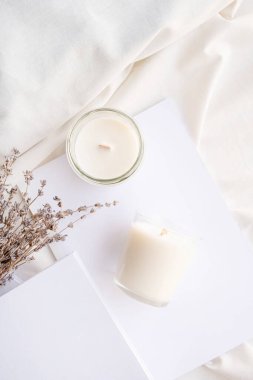 Kavanozda mumlar ve lavanta çiçekleri. Mum modelleme tasarımı. Doğal olarak balmumu mumunu taklit et..