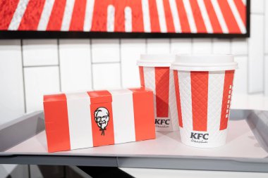 Erivan, Ermenistan - 25 Nisan 2023: KFC kızarmış tavuk kovası ve içecekler, kutular ve fincanlar