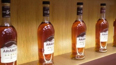 Erivan, Ermenistan 7 Mayıs 2023 Ararat alkolik içki standı. Ararat, Erivan Brandy Company tarafından 1887 yılından beri üretilen bir Ermeni brendisidir.