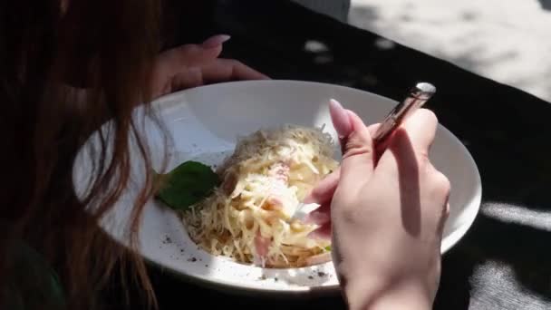 Крупный План Женщины Поедающей Макароны Болоньезе Итальянском Ресторане Уходе Сидящей — стоковое видео