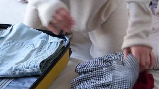 Przygotowując Się Podróży Kobieta Ubrana Domowe Ubrania Pakująca Walizkę Podróż — Wideo stockowe