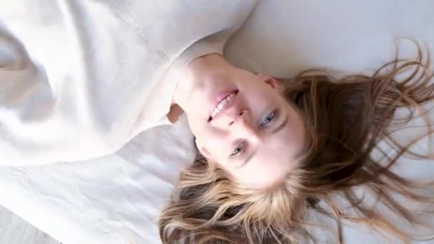 Bovenaanzicht Van Lachende Jonge Vrouw Vallen Comfortabel Bed Gezellige Slaapkamer — Stockvideo