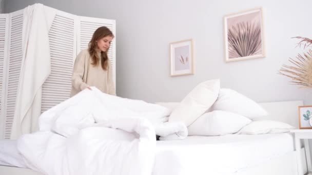 早上在床上睡觉的高加索女人 年轻的千禧年女子在卧室做晨间例行公事 — 图库视频影像