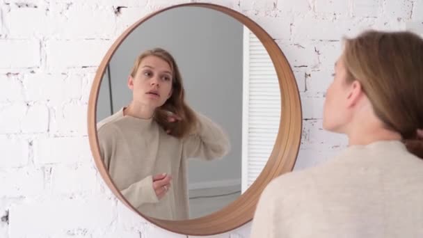 Kadın Aynaya Bakıyor Sabah Barışıyorlar Genç Milenyum Kadını Yatak Odasında — Stok video