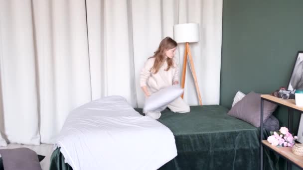 Біла Жінка Робить Своє Ліжко Вранці Молода Тисячолітня Жінка Робить — стокове відео
