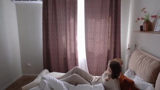 早上在床上醒来的高加索女人 年轻的千禧年女子在卧室做晨间例行公事 — 图库视频影像