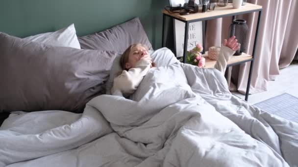 Біла Жінка Прокидається Ліжку Вранці Молода Тисячолітня Жінка Робить Свою — стокове відео