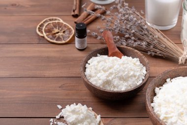 Ahşap arka planda mum yapımı için ayarlandı. Eko soya cilası ve mum yapımı aletler. Kandil mumları. Hobi konsepti.