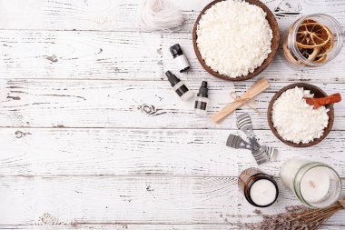 Beyaz ahşap arka planda mum yapımı için ayarlandı. Eko soya cilası ve mum, aletleri üst görünüm, düz döşeme. Kandil mumları. Hobi konsepti.