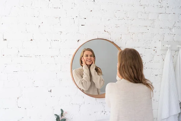 Kvinnan Tittar Spegeln Och Blir Sams Morgonen Ung Tusenårig Kvinna — Stockfoto