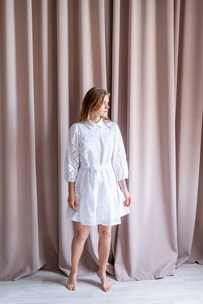 Красива Біла Жінка Білій Літній Модній Сукні Стоїть Босоніж Бежевому — стокове фото