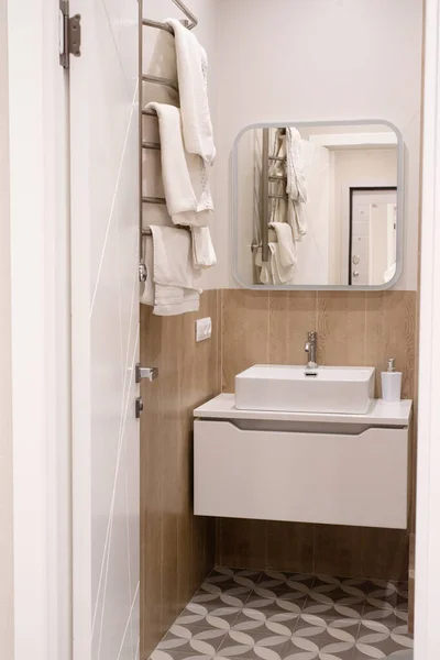 Interior Pequeno Banheiro Moderno Cores Brancas Marrons Pia Toalheiro Espelho — Fotografia de Stock