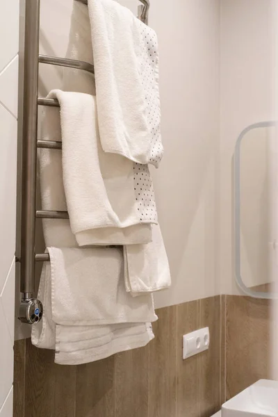 Kleines Modernes Badezimmer Weißen Und Braunen Farben Waschbecken Handtuchhalter Und — Stockfoto