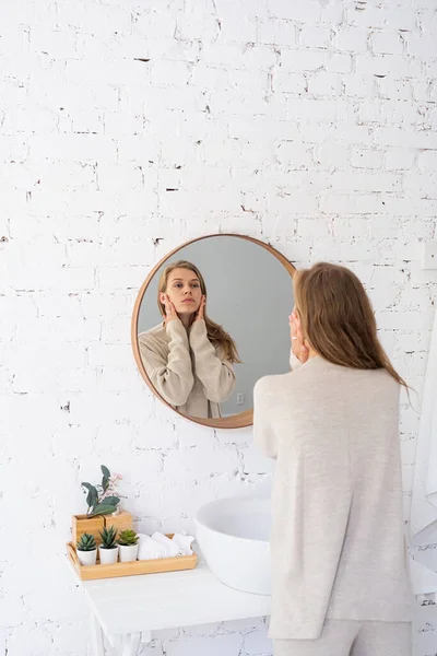 Kvinnan Tittar Spegeln Och Blir Sams Morgonen Ung Tusenårig Kvinna — Stockfoto