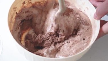 Kek ve spatula için gübre karıştırma el yakın çekim, yavaş çekim