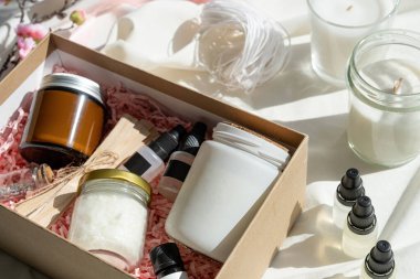 Mum boyası hediye kutusunda soya cilası, mum, fitil ve mum yapımı için gerekli yağ var. Hobiler ve küçük işletmeler. Model