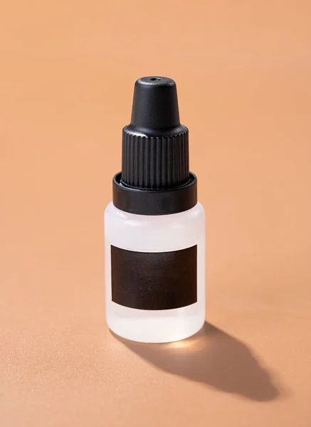 Bottiglia Contagocce Plastica Con Liquido Con Adesivi Bianchi Neri Mockup — Foto Stock