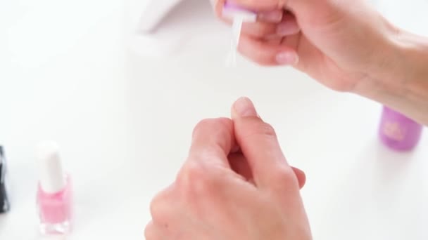 Vrouw Doet Manicure Met Nagellak Manicure Thuis Voor Jezelf Een — Stockvideo
