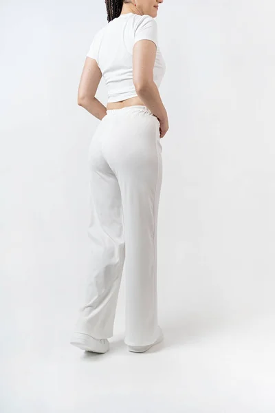 Modaya Uygun Genç Güzel Bir Kadın Rasta Saçlı Beyaz Pantolonlu — Stok fotoğraf