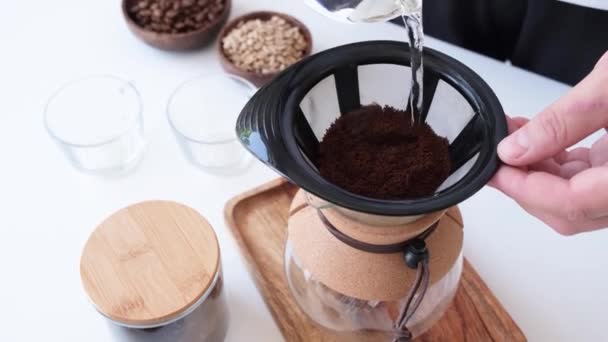 Uomo Prepara Caffè Stile Versare Casa Cucina — Video Stock