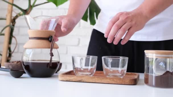 Mężczyzna Przygotowuje Kawę Stylu Wylewa Się Domu Kuchnia — Wideo stockowe