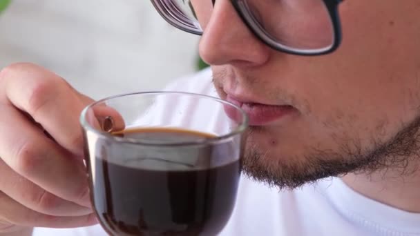 Muž Pije Kávu Velkém Stylu Přelít Domácí Kuchyni — Stock video