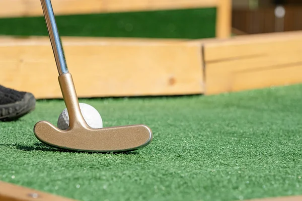 Pasatiempos Verano Persona Irreconocible Jugando Mini Golf —  Fotos de Stock